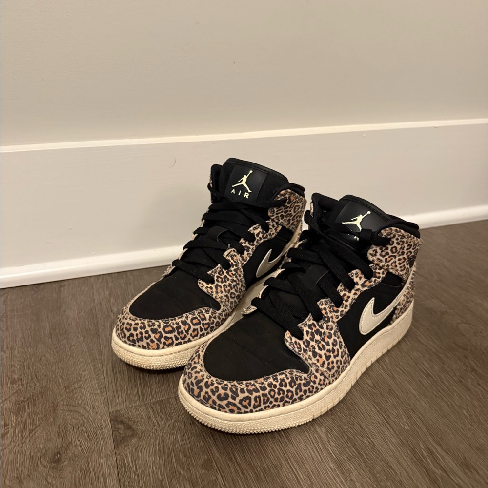 Jordan 1 Mid SE Leopard